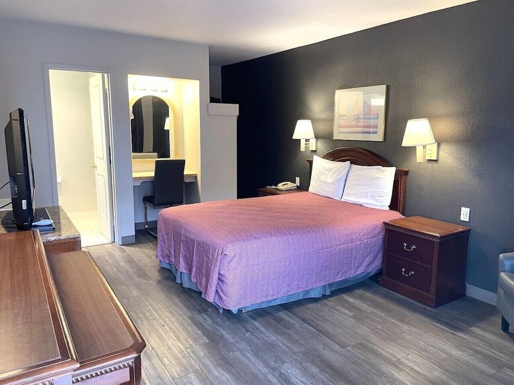 Downtown Inn Room, 1 Queen Bed