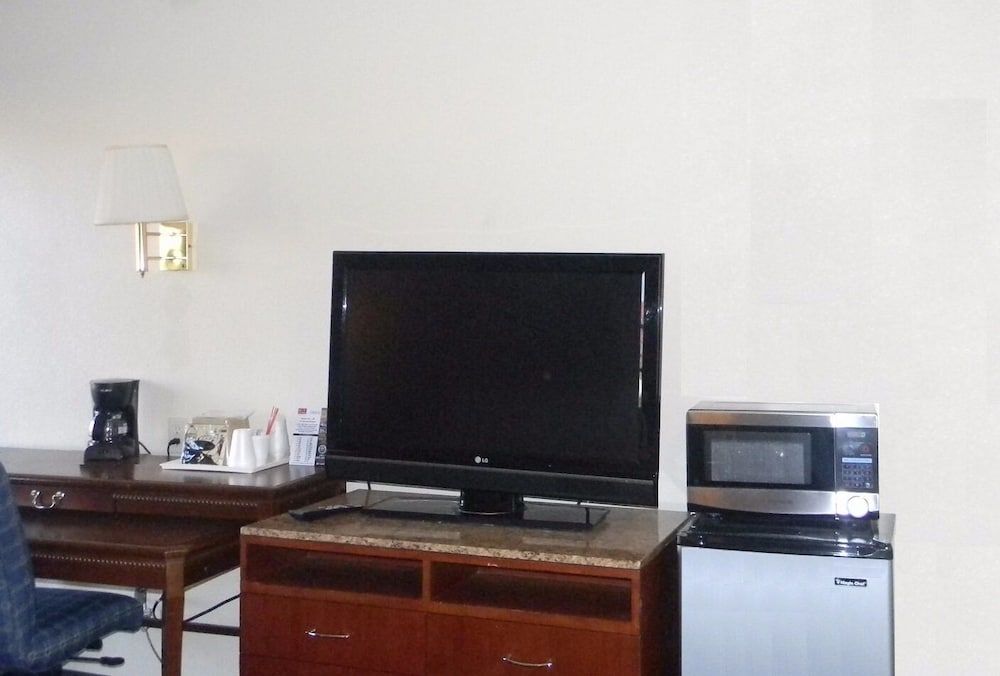 Downtown Inn Room, 1 Queen Bed 6