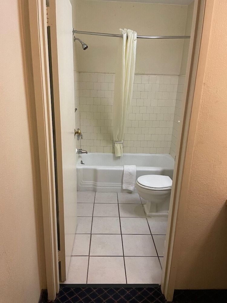 Downtown Inn Room, 1 Queen Bed 3