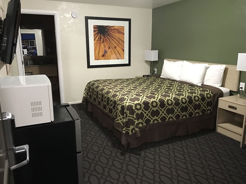 Downtown Inn Standard Room, 1 King Bed, Non Smoking 3