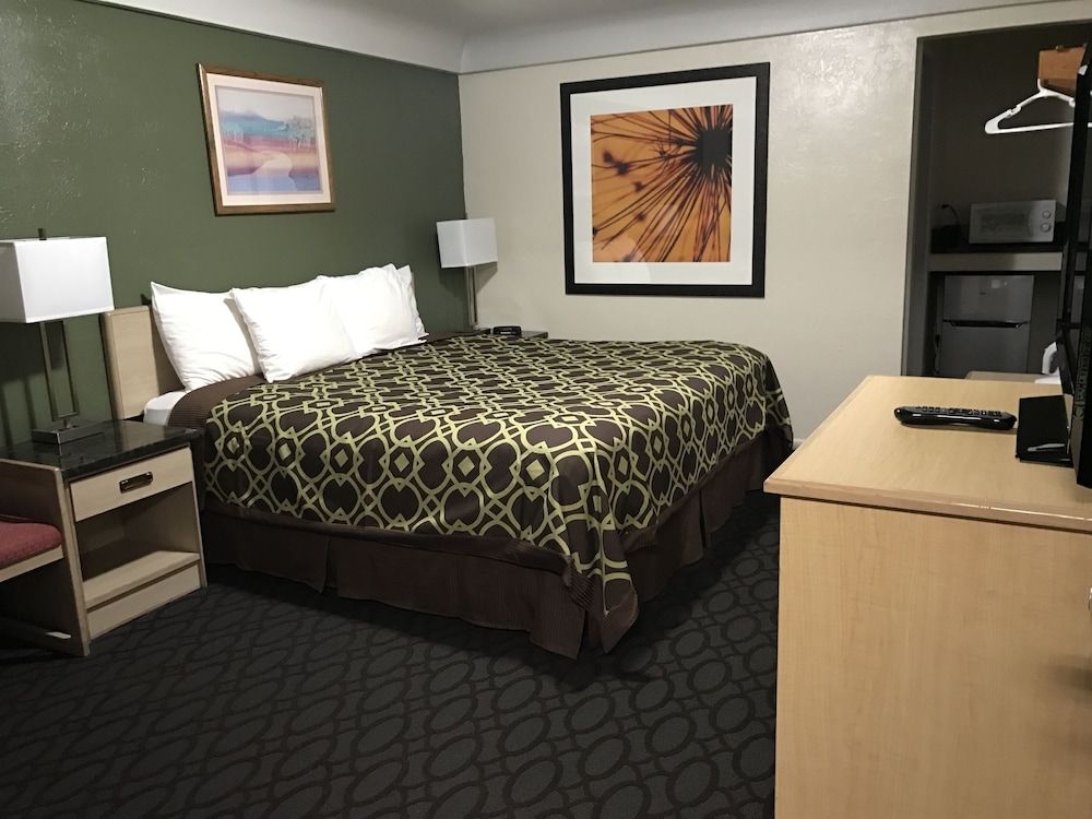 Downtown Inn Standard Room, 1 King Bed, Non Smoking 2