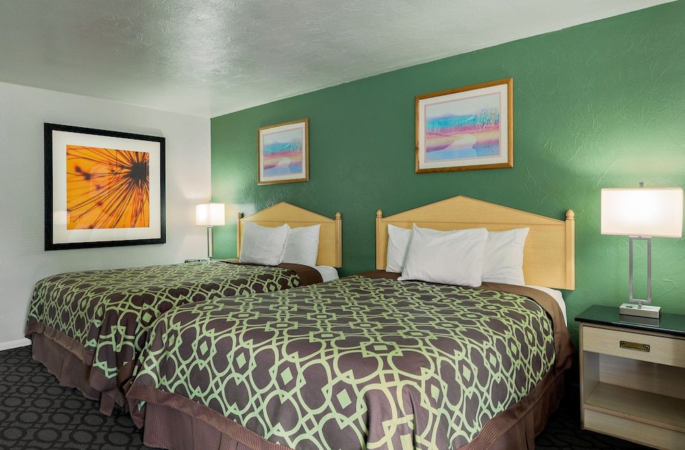 Downtown Inn Standard Room, 2 Queen Beds, Non Smoking 3