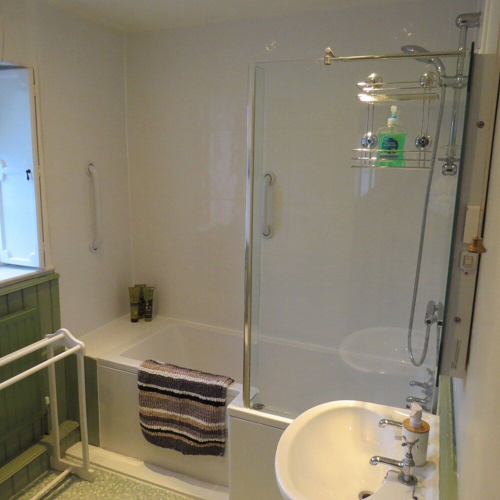 Frog Palace Family House, Private Bathroom 4