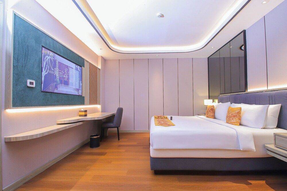 FUGO Hotel Banjarmasin King Bed Suite Pool 5
