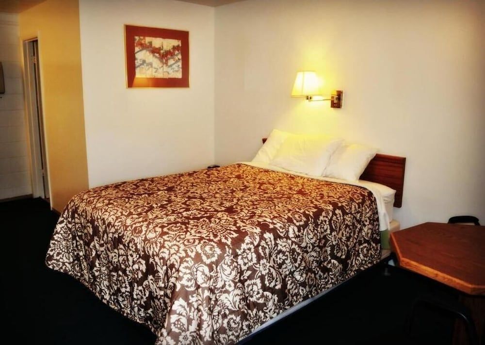 Standard Room, 1 Queen Bed, Refrigerator & Microwave
