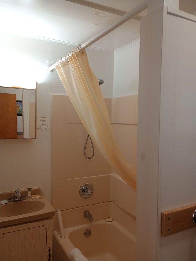 The Ashley Classic Room, 1 Queen Bed 6