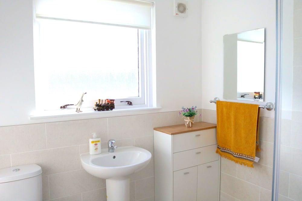 Bright 4 Bed Family Home by the Canal House 29