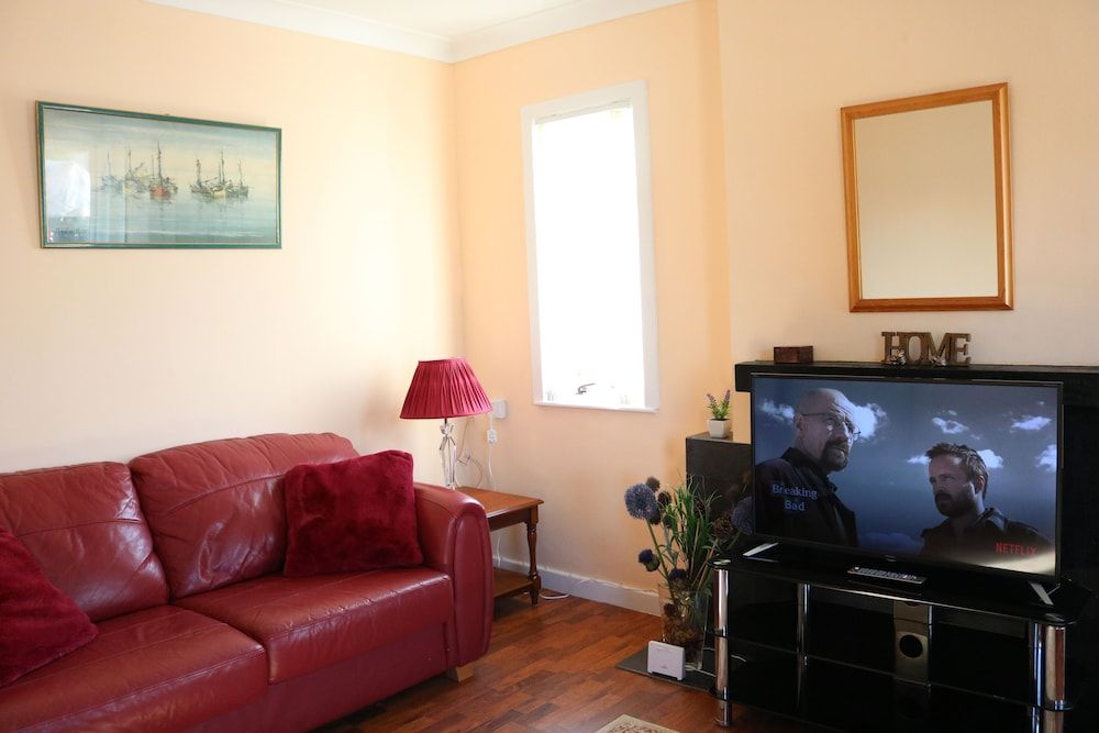 Bright 4 Bed Family Home by the Canal House 27