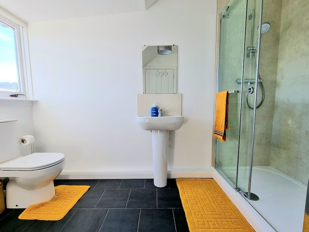 Bright 4 Bed Family Home by the Canal House 30