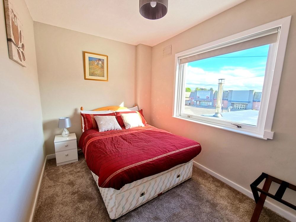 Bright 4 Bed Family Home by the Canal House 35