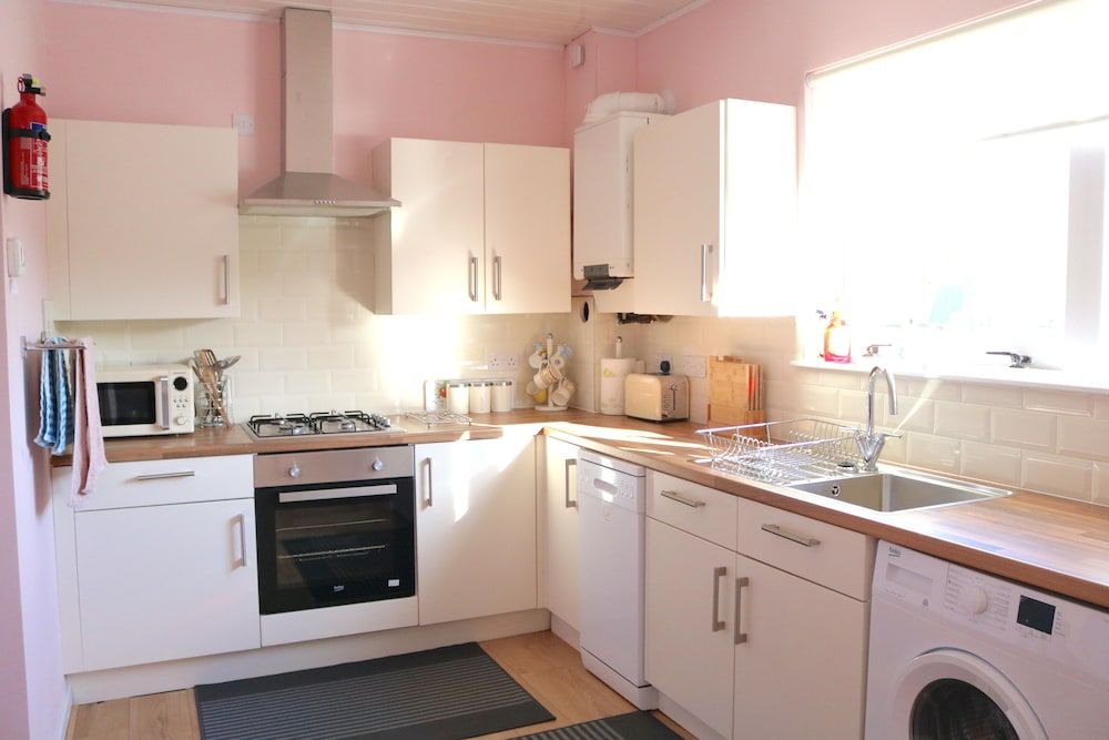 Bright 4 Bed Family Home by the Canal House 21