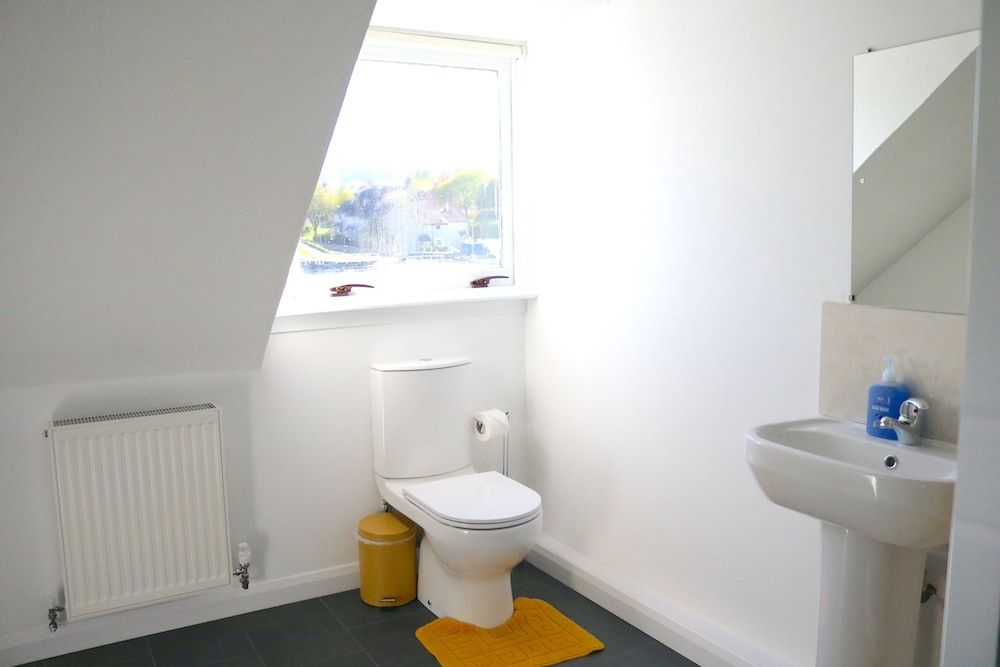Bright 4 Bed Family Home by the Canal House 34