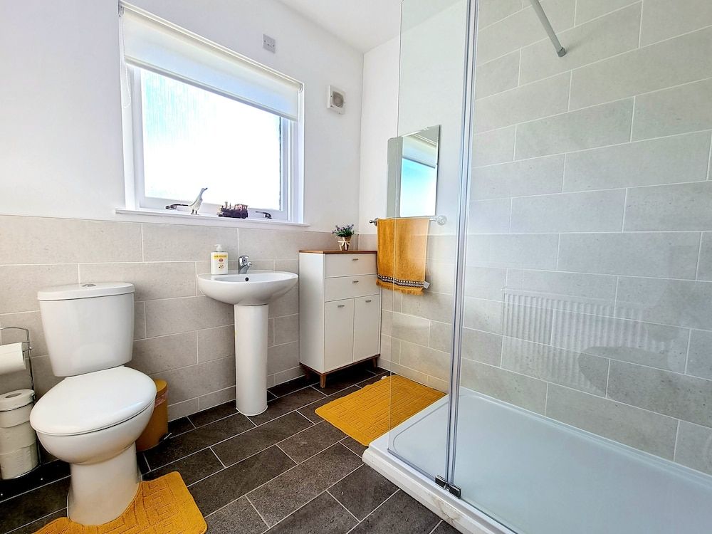Bright 4 Bed Family Home by the Canal House 33