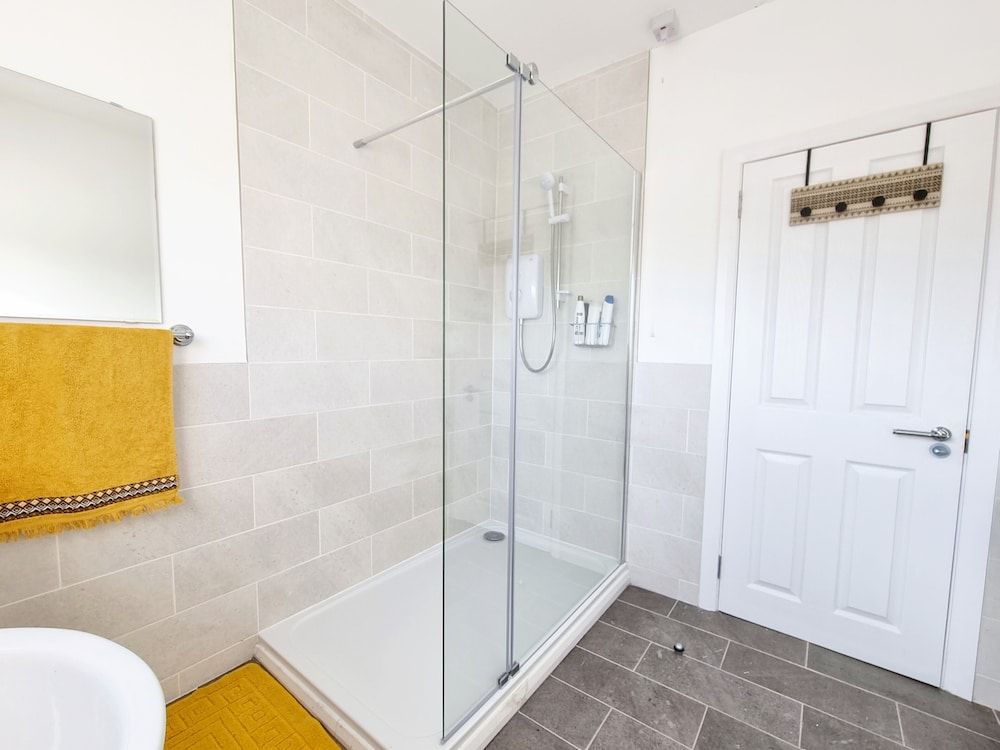 Bright 4 Bed Family Home by the Canal House 32