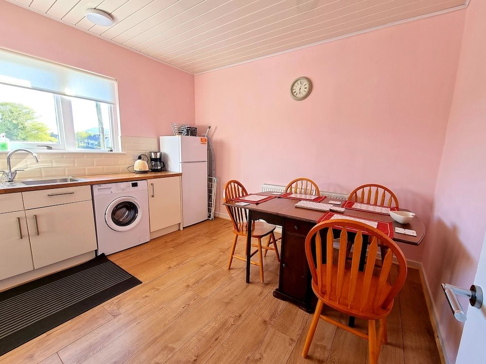 Bright 4 Bed Family Home by the Canal House 19