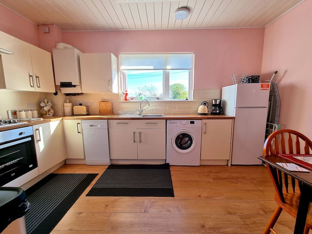 Bright 4 Bed Family Home by the Canal House 20