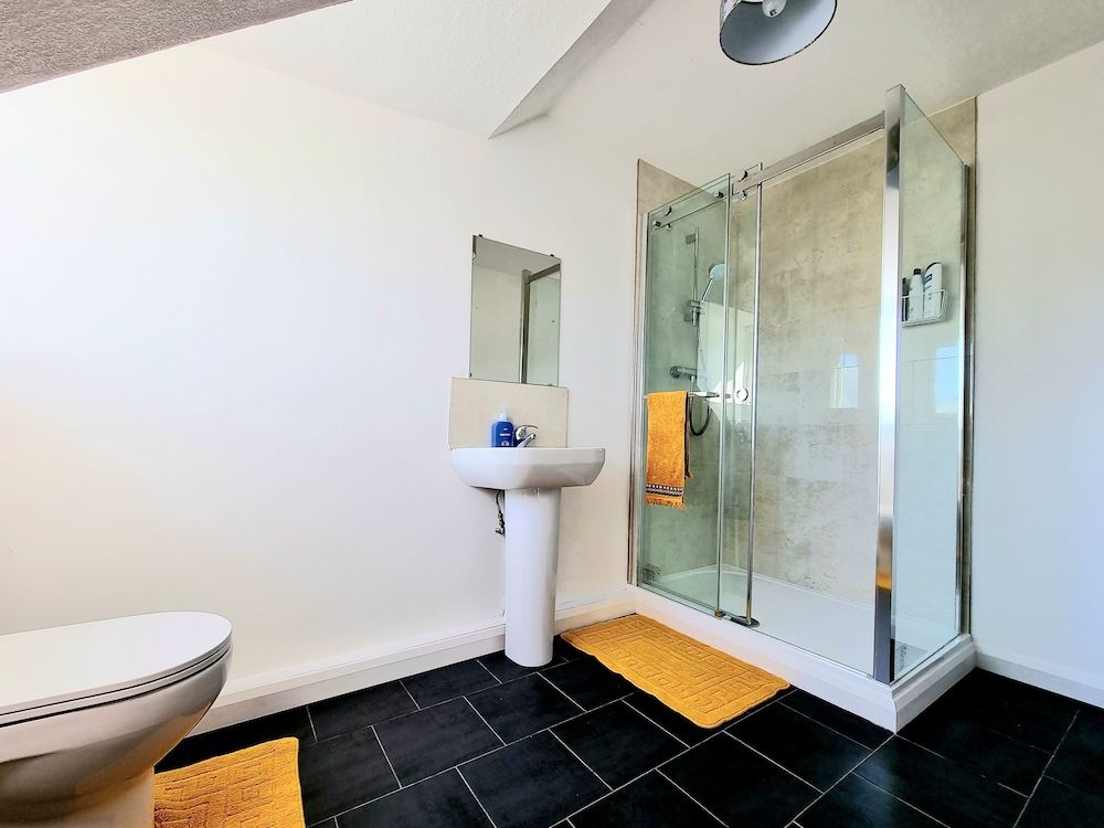 Bright 4 Bed Family Home by the Canal House 31
