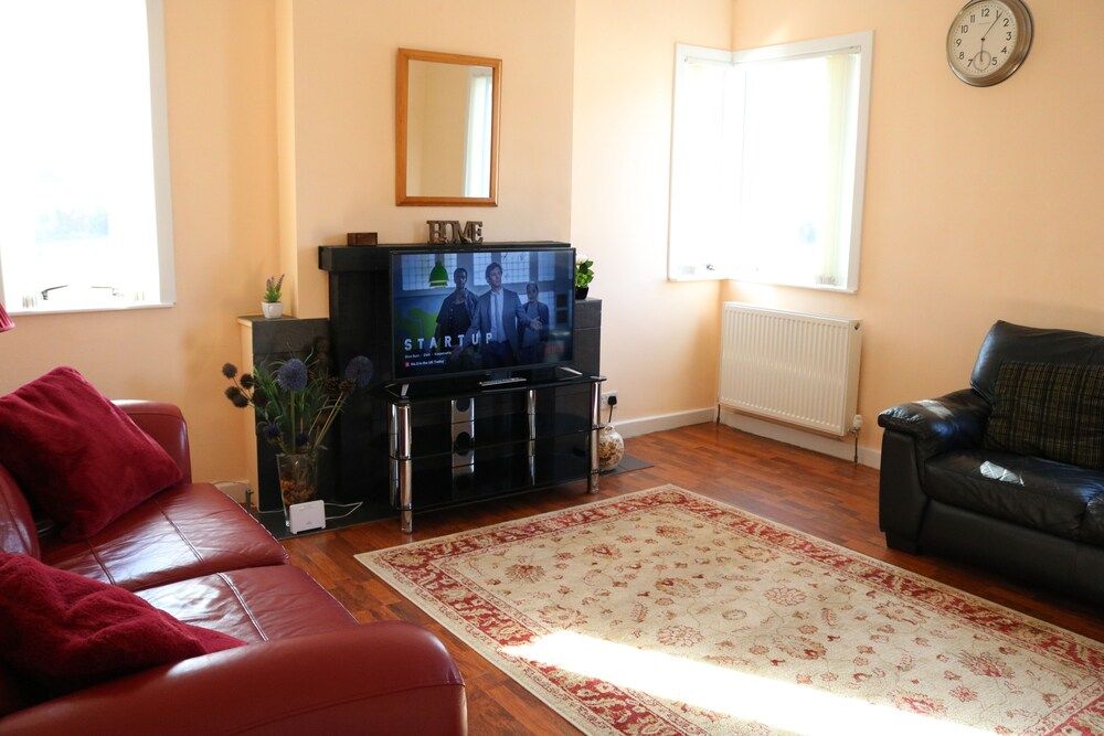Bright 4 Bed Family Home by the Canal House 28