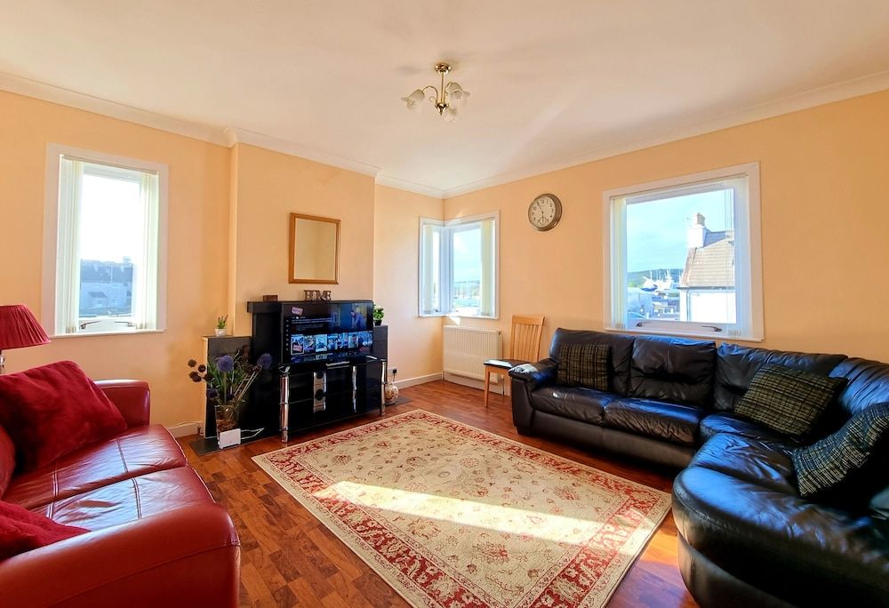 Bright 4 Bed Family Home by the Canal House 24