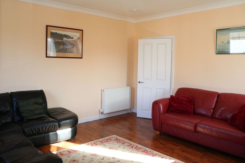 Bright 4 Bed Family Home by the Canal House 26