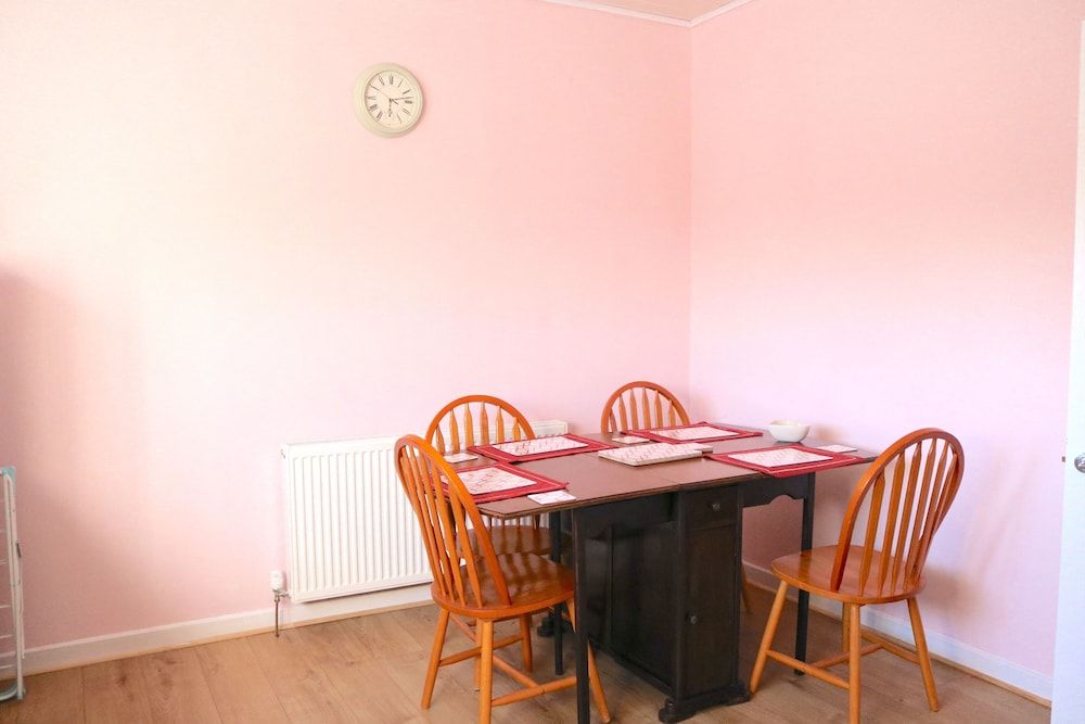 Bright 4 Bed Family Home by the Canal House 23