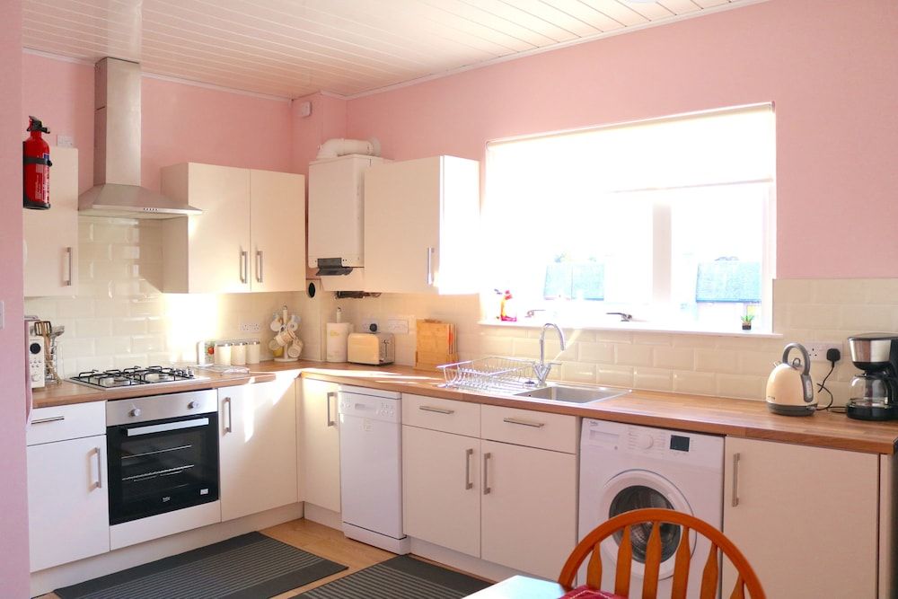 Bright 4 Bed Family Home by the Canal House 22