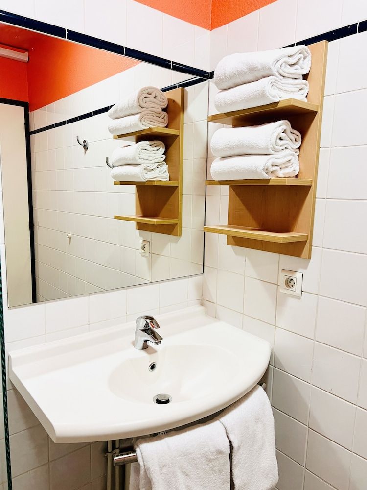 The People Le Havre Shared Dormitory (6 pers) 6