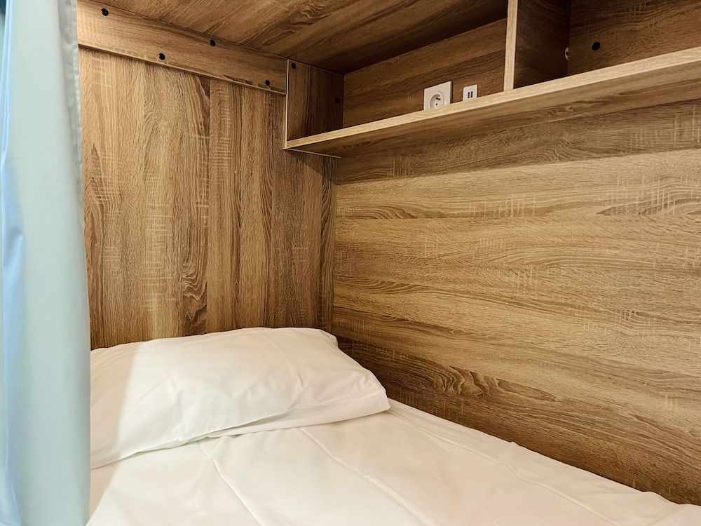 The People Le Havre One bed in 6 female beds room with private bathroom