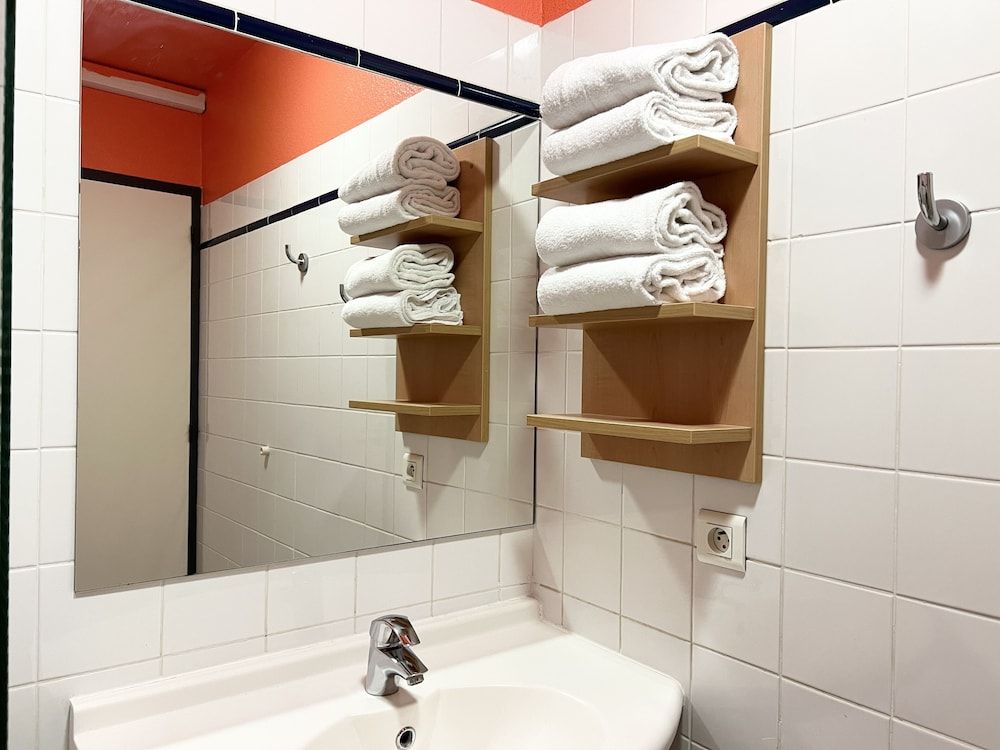 The People Le Havre One bed in 6 female beds room with private bathroom 4