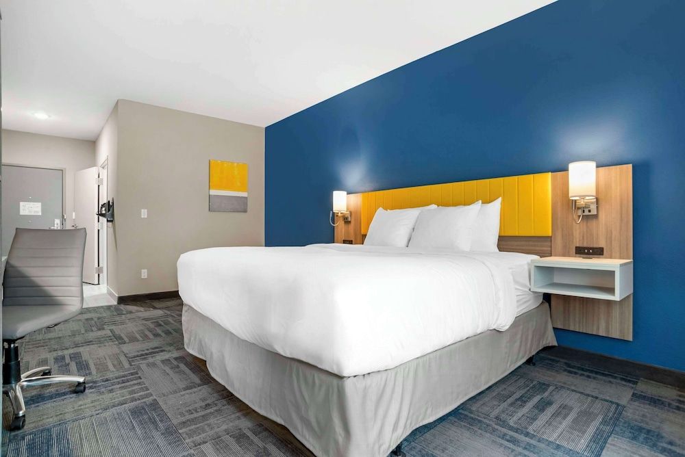 Suite, 1 King Bed, Accessible, Non Smoking