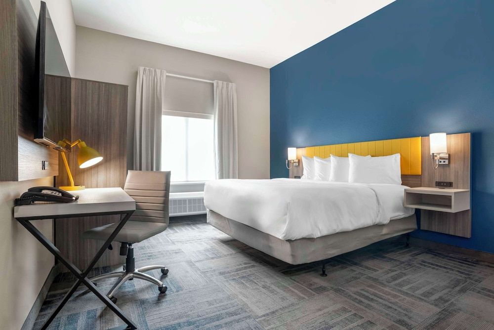 Comfort Inn & Suites Destin near Henderson Beach Standard Room, 1 King Bed, Non Smoking 2