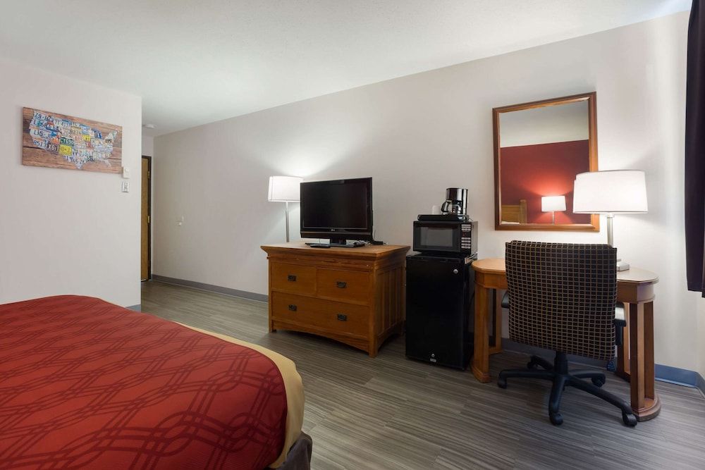 Econo Lodge Inn & Suites Room, 1 King Bed, Accessible, Non Smoking 3