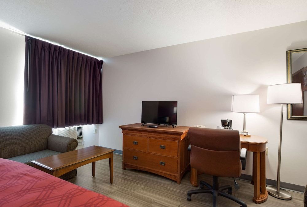 Econo Lodge Inn & Suites Suite, 1 King Bed, Accessible, Non Smoking 2