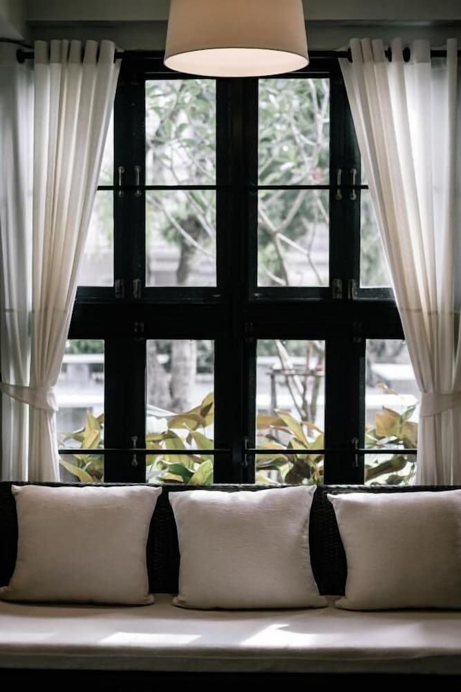 Palin Family Cottage Studio Suite, 1 King Bed, Garden View 10