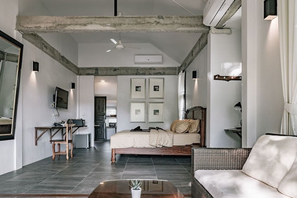 Palin Family Cottage Studio Suite, 1 King Bed, Garden View 3