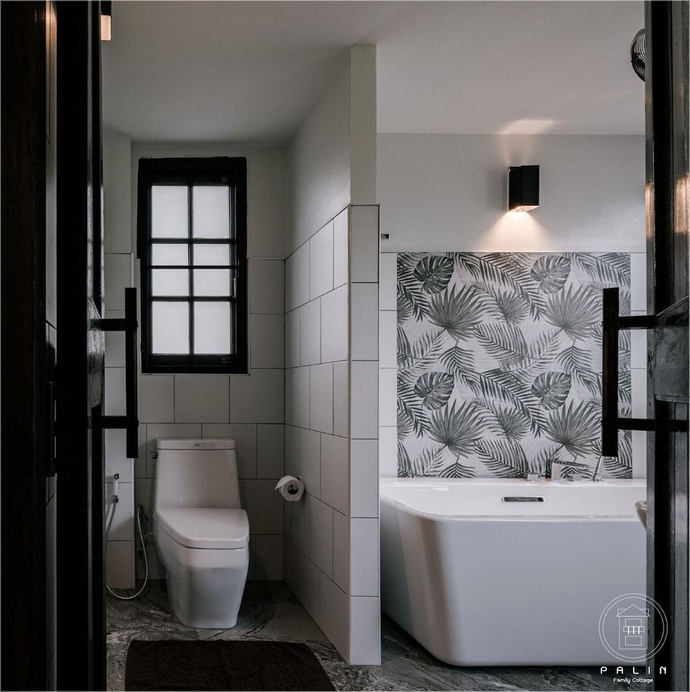 Palin Family Cottage Studio Suite, 1 King Bed, Garden View 8