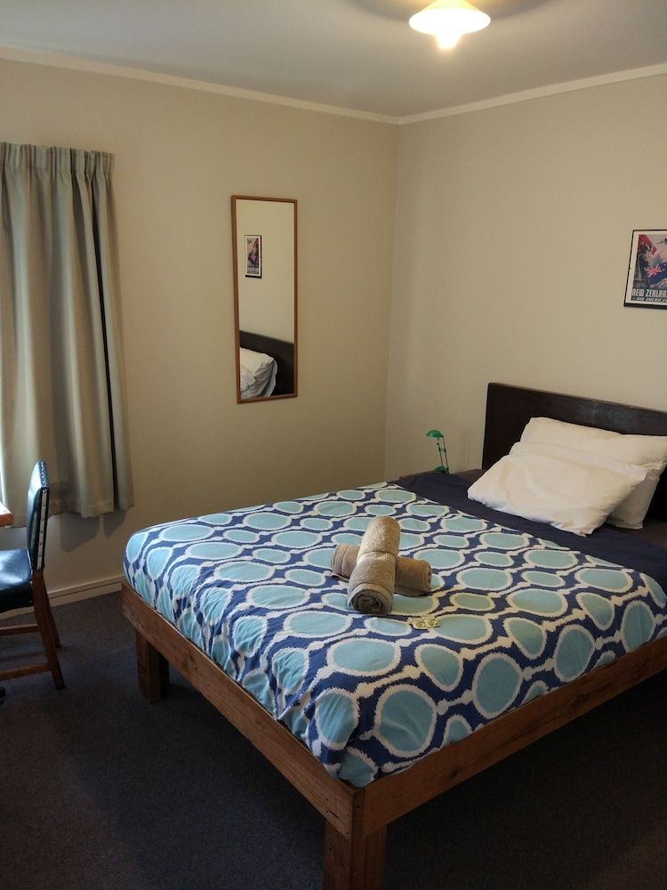 Tasman Bay Backpackers Single Room