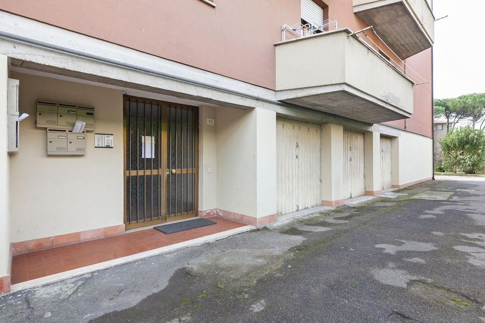 undefined Pisa Hospital Apartment with Parking and Balcony 2