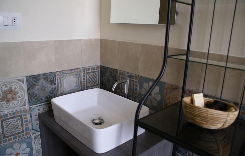 B&B Garibaldi Deluxe Suite, 1 King Bed, Private Bathroom, City View 7