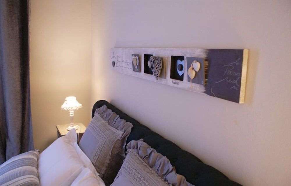 B&B Garibaldi Deluxe Suite, 1 King Bed, Private Bathroom, City View 4