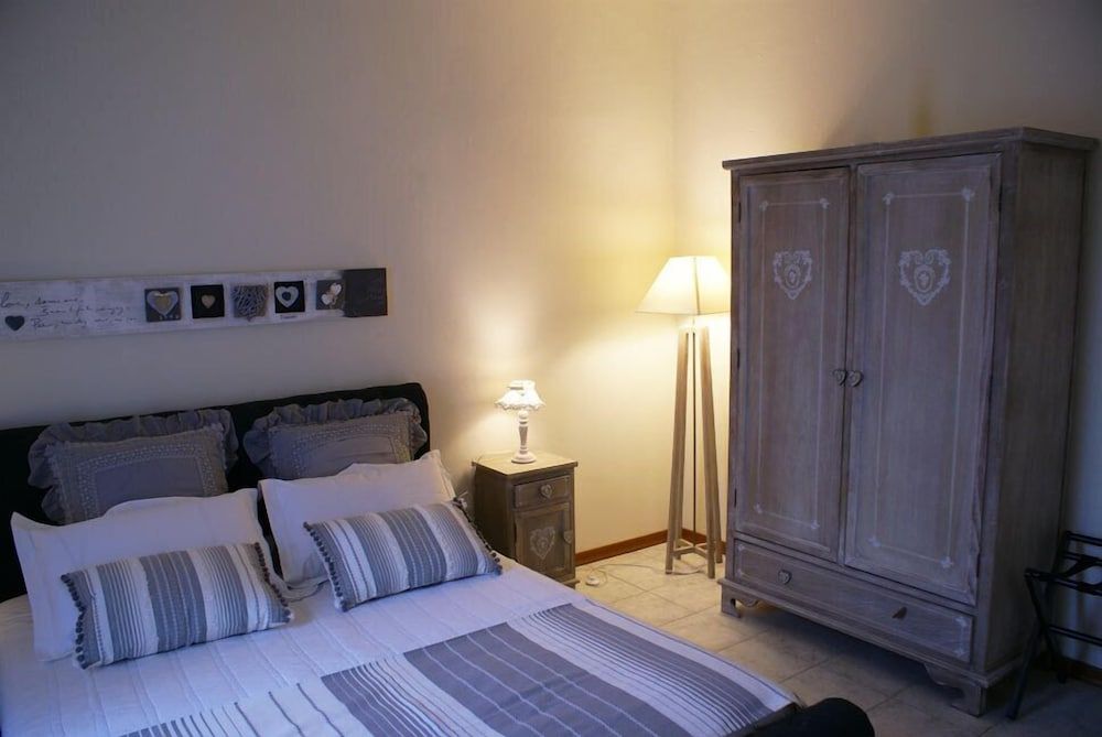 B&B Garibaldi Deluxe Suite, 1 King Bed, Private Bathroom, City View 5