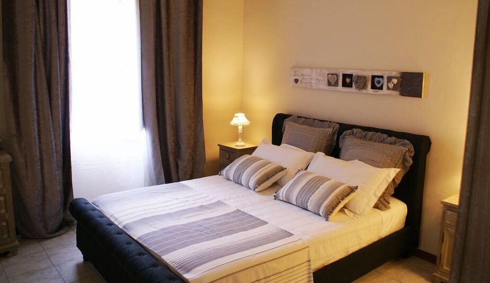 B&B Garibaldi Deluxe Suite, 1 King Bed, Private Bathroom, City View 6