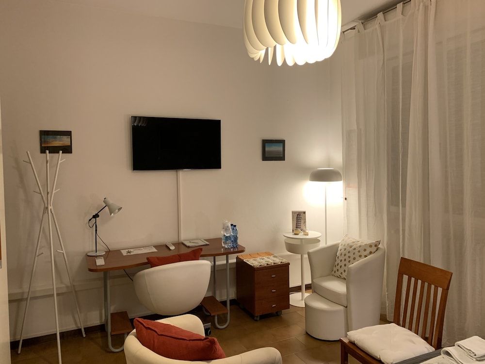 Pampero & Catona House B&B Family Room, Non Smoking, Private Bathroom (External) 14