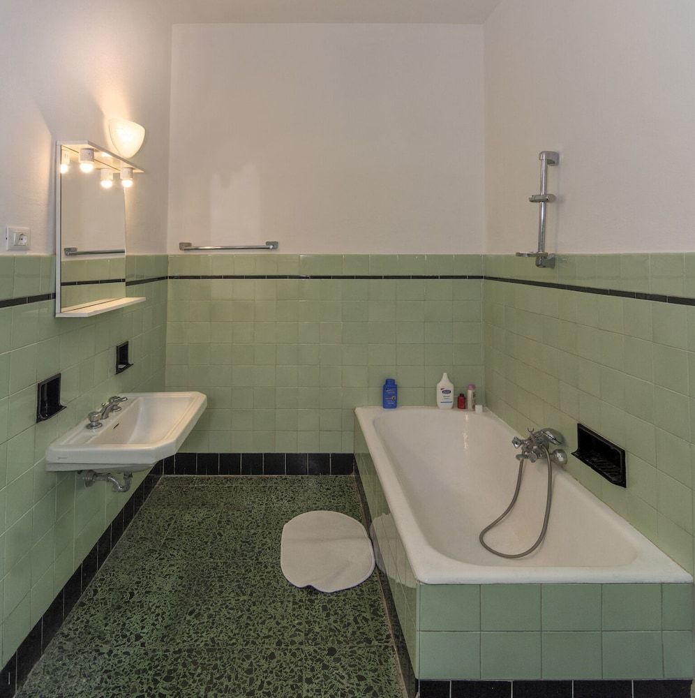 Near It All Quadruple Room, Shared Bathroom 4