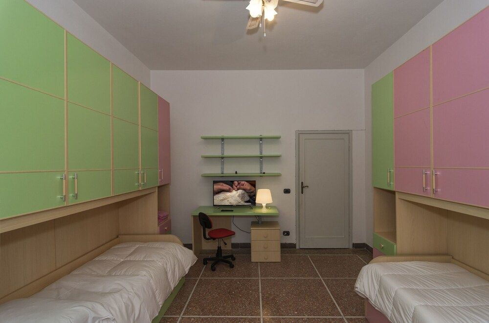 Near It All Double Room, 2 Twin Beds, Shared Bathroom 2