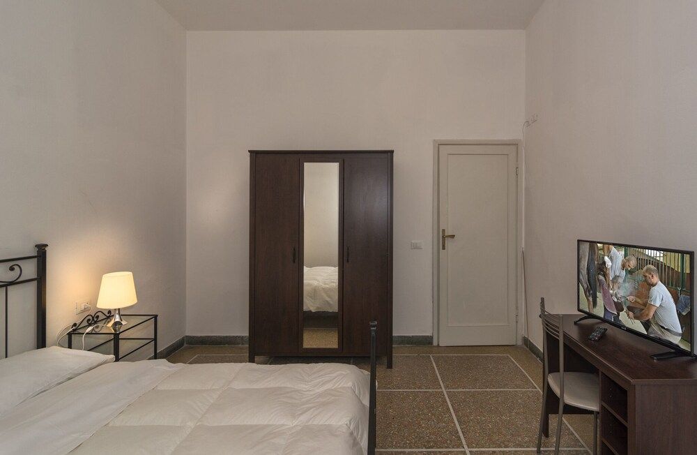 Near It All Double Room, Shared Bathroom 5