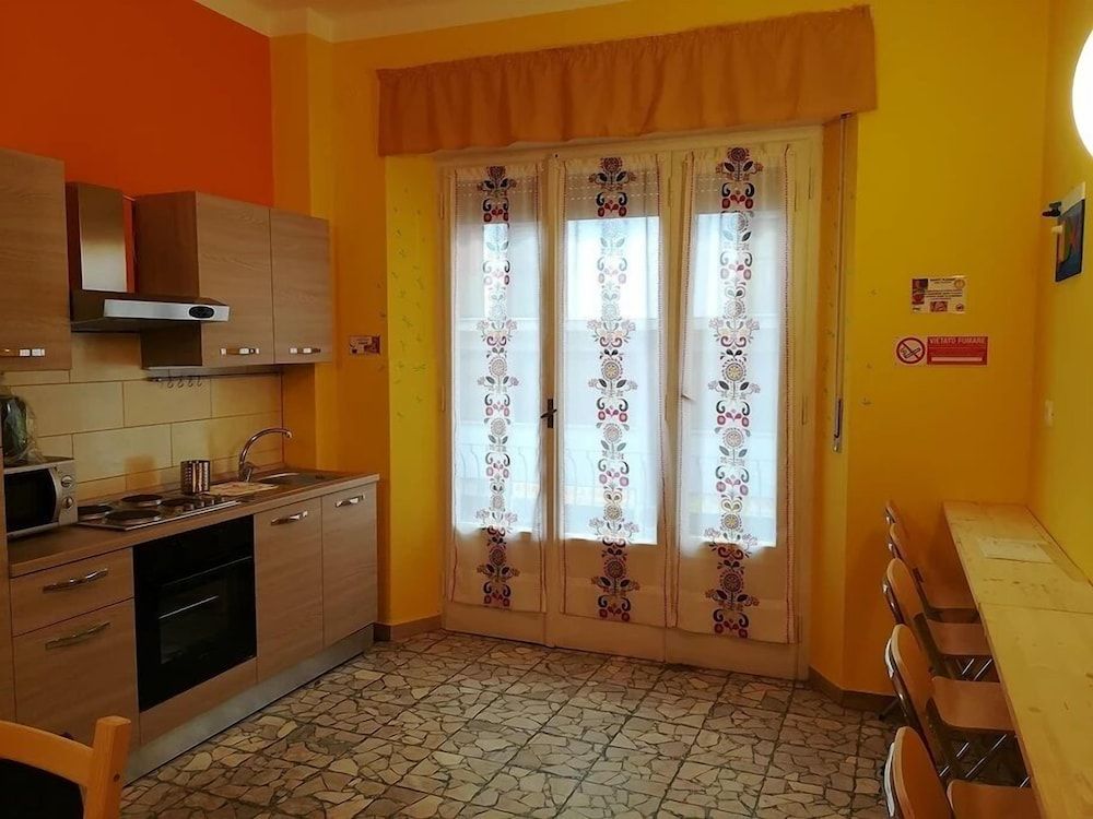 Pisa Train Station Hostel Shared Dormitory, Women only, Shared Bathroom 8