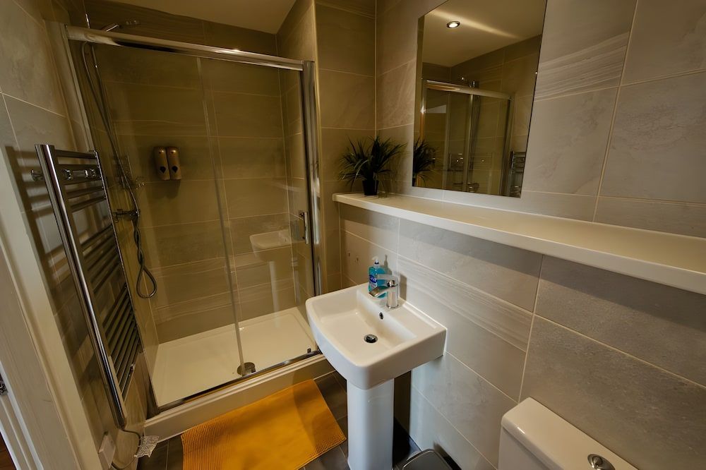 2 Bedroom Central Apartment With Parking Executive Apartment 16