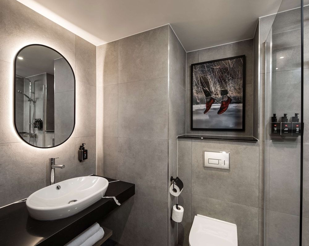 Radisson RED Liverpool Standard Room 9