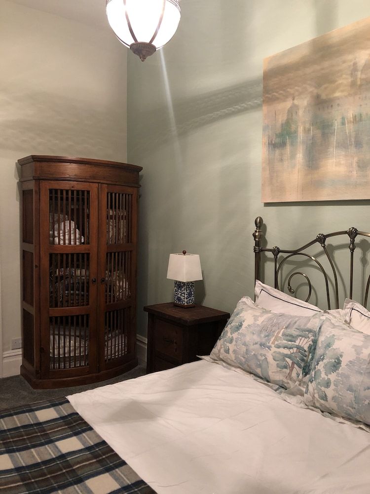 undefined Lyndhurst 8